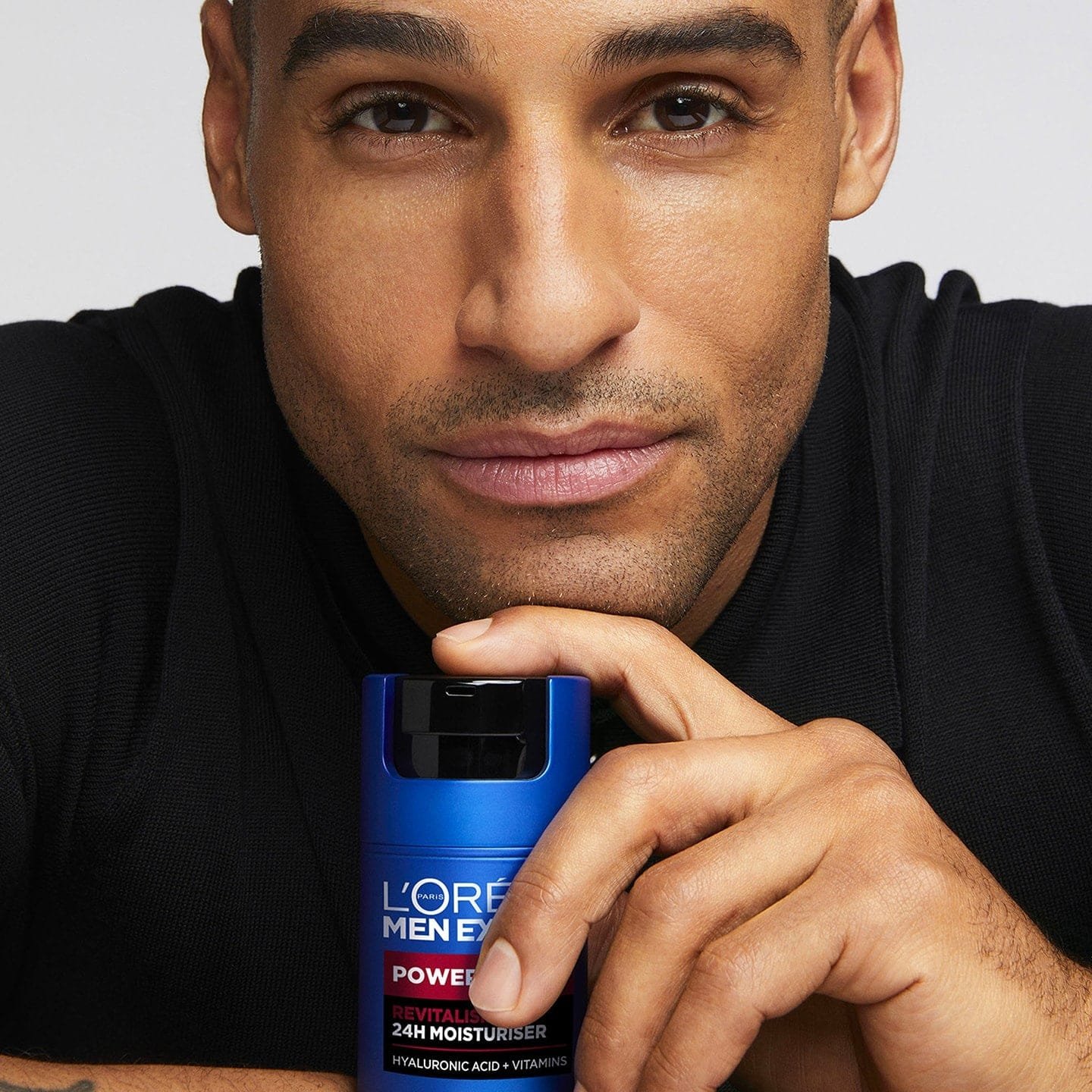 Ein Mann mit Produkt aus der Power Age Gesichtspflege